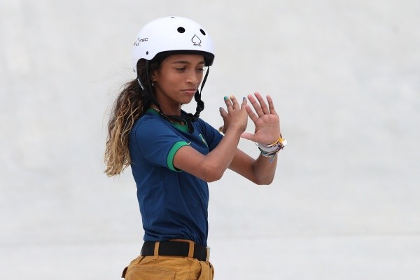 Irreverente, Rayssa Leal faz gesto do 'vapo' após volta