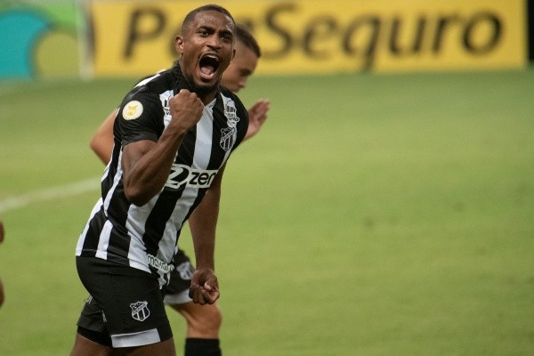 Saulo saiu do Vozão como artilheiro na temporada 2021 e já estreou com o pé direito no Japão (Foto: Kely Pereira/AGIF)