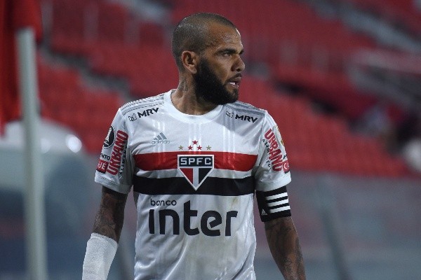 Daniel Alves em campo pelo São Paulo. (Foto: Getty Images)