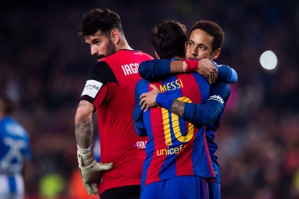 Lionel Messi e Neymar abraçados. Foto: Getty Images Lionel Messi e Neymar abraçados. Foto: Getty Images