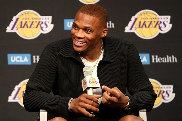 Westbrook falando com os jornalistas em sua apresentação aos Lakers