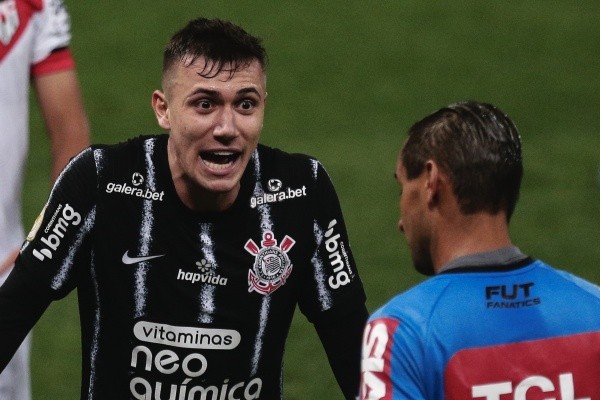 Piton virou reserva de Fábio Santos e pode deixar o Corinthians nesta janela (Foto: Ettore Chiereguini/AGIF)