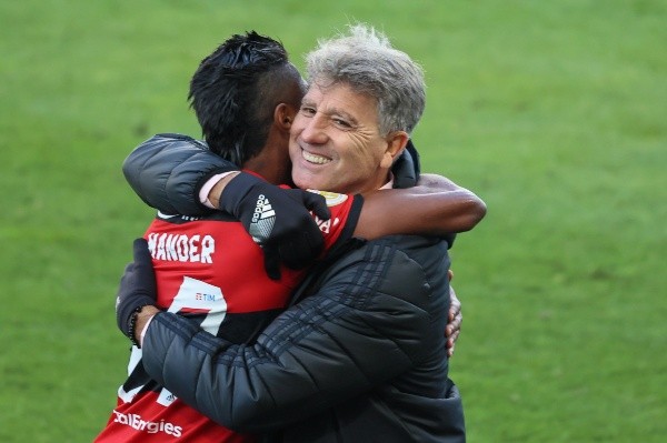 Bruno Henrique e Renato Gaúcho comemorando gol. (Foto: Marcello Zambrana/AGIF) 