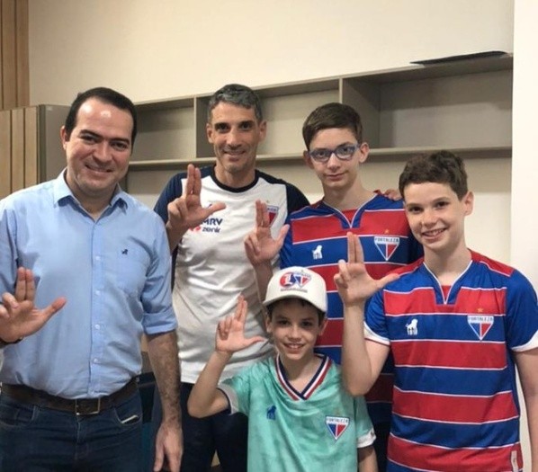 Vojvoda recebeu a companhia dos filhos em Fortaleza junto do presidente Marcelo Paz (Foto: Reprodução/Twitter)