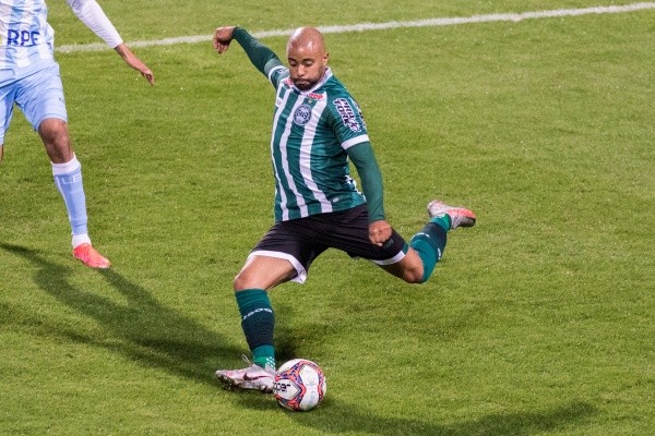 Romário pode entrar na lateral esquerda, já que Guilherme Biro está suspenso (Foto: Robson Mafra/AGIF)