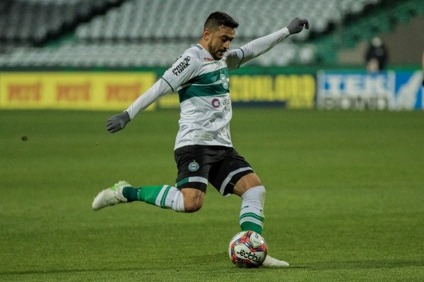 Robinho deve retornar ao time titular contra o CSA neste sábado (14) (Foto: Robson Mafra/AGIF)