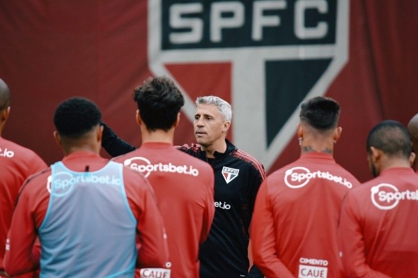 Crespo conversa com o elenco do São Paulo, que sofre com o acúmulo de lesões na temporada (Foto: Fellipe Lucena/saopaulofc)