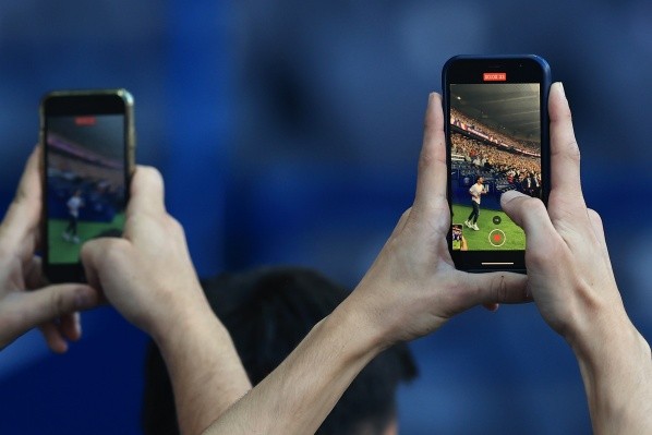 Torcida registrando a entrada de Messi em campo. (Foto: Getty Images)