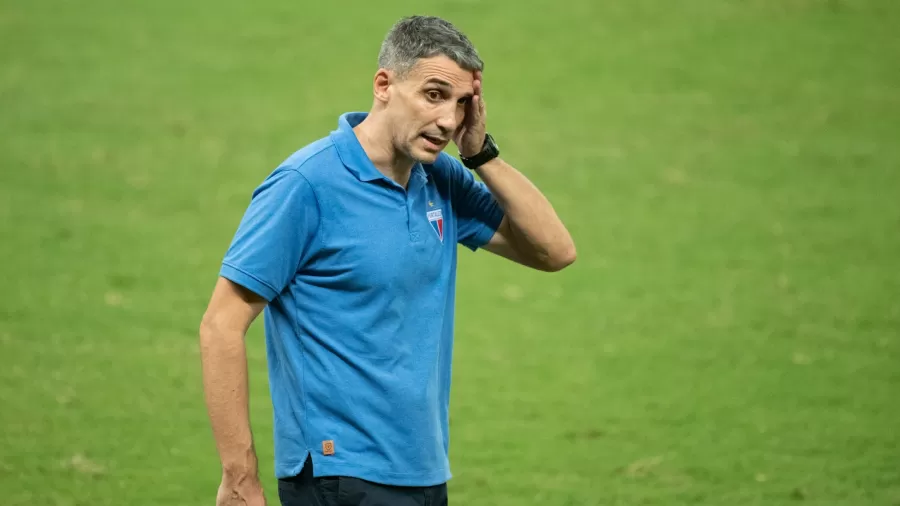 Técnico Vojvoda, do Fortaleza. (Foto: Kely Pereira/ AGIF)