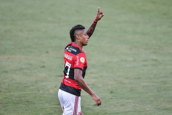 Bruno Henrique assumiu a artilharia sozinho do Brasileirão com o gol deste domingo. (Foto: Thiago Ribeiro/AGIF)