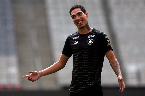 Hugo é opção de Enderson para a LE do Botafogo na Série B (Foto: Vitor Silva/Botafogo)