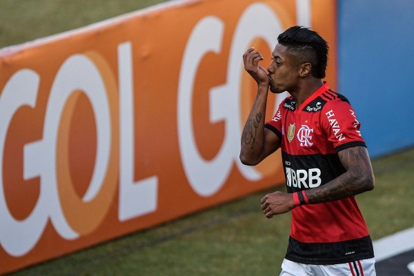 Bruno Henrique comemorando gol contra o Sport. (Foto: Thiago Ribeiro/AGIF)