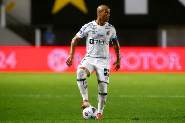 Carlos Sánchez, do Santos, em partida contra o Libertad. Foto: Getty Images