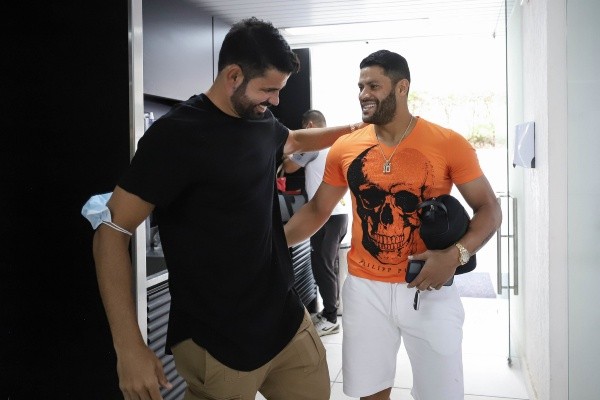 Diego Costa cumprimenta Hulk em treino na Cidade do Galo (Foto: Pedro Souza / Atlético)