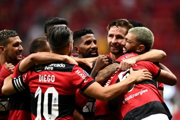 Jogadores do Fla abraçados. Foto: Getty Images