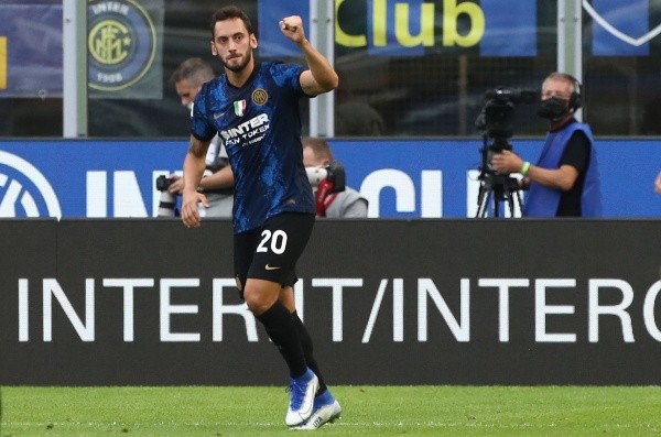 Hakan Çalhanoglu Inter Genoa