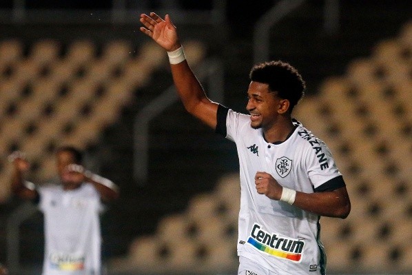 Warley tem contrato até dezembro e diretoria ainda não se manifestou sobre futuro do ala (Foto: Vitor Silva/Botafogo)