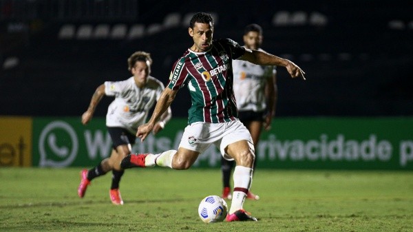Fred marca de pênalti contra o Atlético-MG
