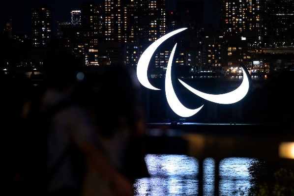 O símbolo paralímpico iluminado na noite japonesa. (Foto: Getty Images)