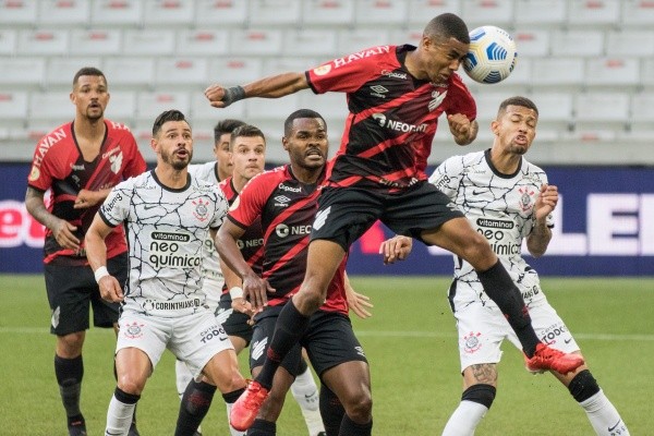 Atlhetico-PR em campo pelo Campeonato Brasileiro. (Foto: Robson Mafra/AGIF)