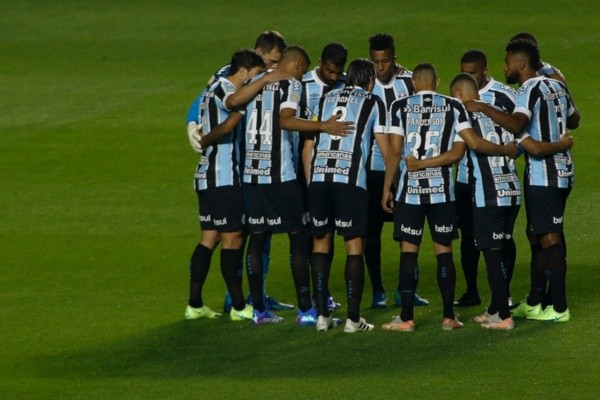 Jogadores do Grêmio abraçados. Foto: Getty Images