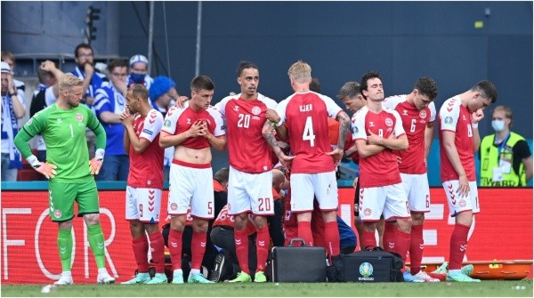 Jogadores da Dinamarca fazem uma proteção para que Eriksen seja atendido na partida contra a Dinamarca. Meia sofreu uma parada cardíaca durante o jogo. (Foto: Getty Images)