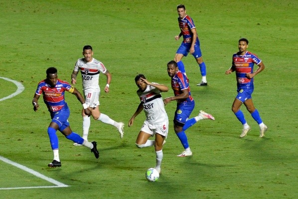 SP - Sao Paulo - 25/10/2020 - COPA DO BRASIL 2020, SAO PAULO X FORTALEZA - Reinaldo jogador do Sao Paulo disputa lance com Paulao jogador do Fortaleza durante partida no estadio Morumbi pelo campeonato Copa do Brasil 2020. Foto: Bruno Ulivieri/AGIF