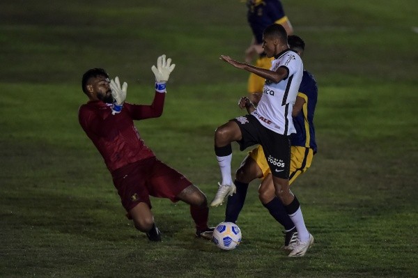 O jovem talento não encontrou espaço no time comandado pelo tecnico Sylvinho | Crédito: Getty Images
