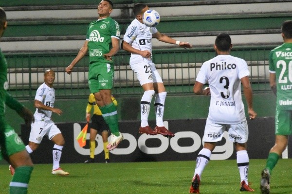 Chapecoense x Santos em campo. (Foto: Renato Padilha/AGIF)