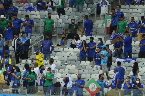 Torcida do Cruzeiro no jogo contra o Confiança. (Foto: Fernando Moreno/AGIF)
