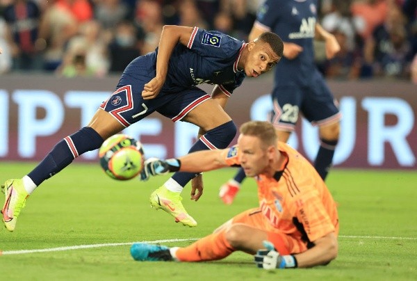 Mbappé em campo pelo PSG. (Foto: Getty Images)