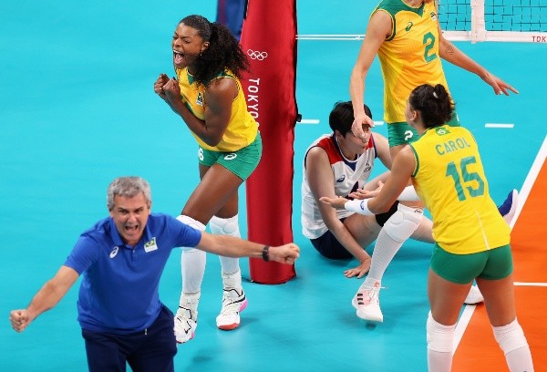 Zé Roberto foi prata em Tóquio, ao lado de suas comandadas