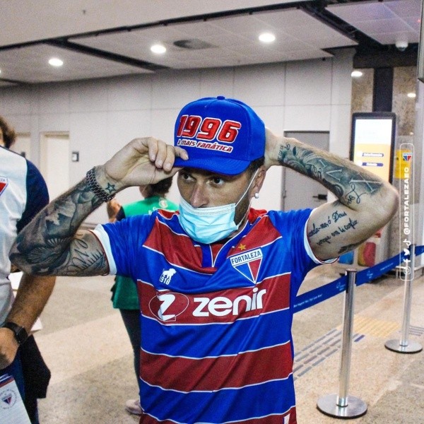 Lucas Lima já foi “paparicado” pela torcida do Fortaleza em chegada à capital cearense (Foto:Karim Georges/FEC)