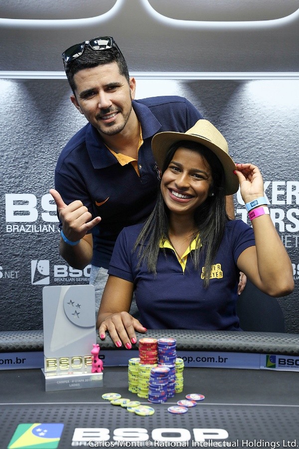 Dani Feitosa e o marido após a conquista no Ladies do BSOP (Foto: Carlos Monti/Divulgação BSOP)