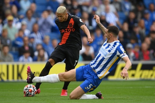 Richarlison e Calvert-Lewin discutem na hora da cobrança de pênalti na vitória do Everton sobre o Brighton. (Foto: Getty Images)