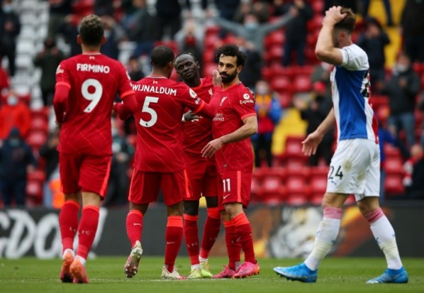 Jogadores do Liverpool se abraçam após gol. Foto: Getty Images