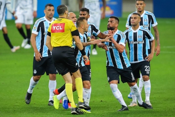 RS - Porto Alegre - 28/08/2021 - BRASILEIRO A 2021, GREMIO X CORINTHIANS - Maicon jogador do Gremio recebe cartao vermelho do arbitro Ricardo Marques Ribeiro durante partida contra o Corinthians no estadio Arena do Gremio pelo campeonato Brasileiro A 2021. Foto: Pedro H. Tesch/AGIF