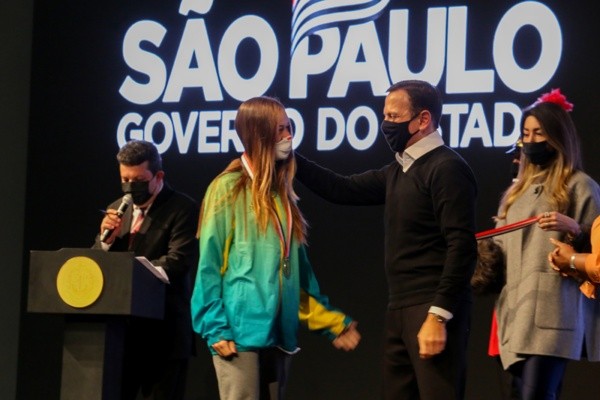 Dora Varella, do skate park, recebendo medalha de mérito esportivo