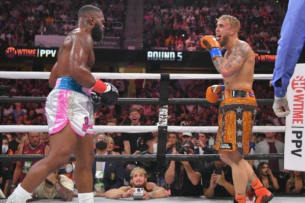 Jake Paul chegou a provocar Tyron Woodley no final do terceiro round | Crédito: Getty Images