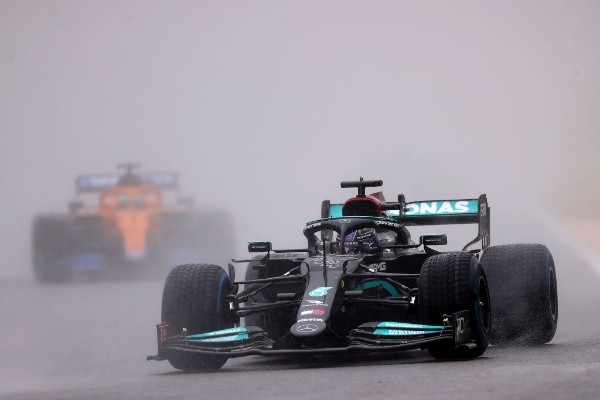 Hamilton pede que Fórmula 1 reembolse fãs após GP da Bélgica ser interrompido por conta da grande chuva. (Foto: Getty Images)