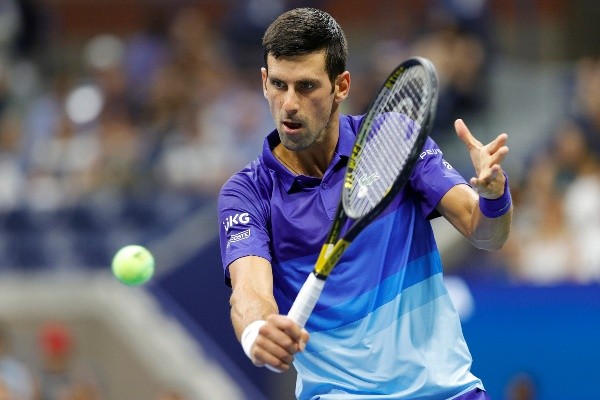 Djokovic estreia com vitória no US Open contra o jovem Holger Rune, de apenas 18 anos. (Foto: Getty Images)