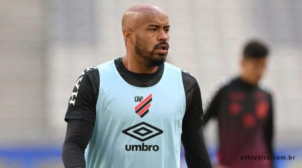 Thiago Heleno deve começar de titular contra o FC Cascavel nesta quarta (Foto: Fabio Wosniak/Site Oficial)