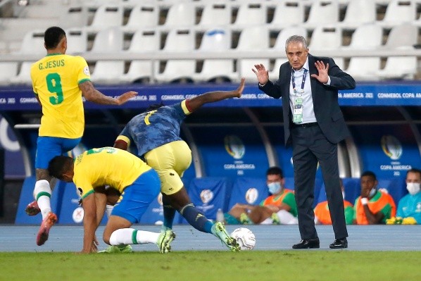 Tite diz que vai 'segurar' a escalação da Seleção Brasileira para o confronto contra o Chile. (Foto: Getty Images)