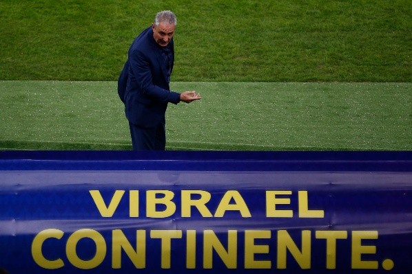 Tite diz que vai 'segurar' a escalação da Seleção Brasileira para o confronto contra o Chile. (Foto: Getty Images)