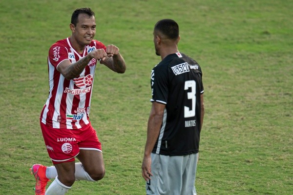 Vinícius tem 10 gols e 6 assistências pelo Náutico na temporada 2021 (Foto: Jorge Rodrigues/AGIF)