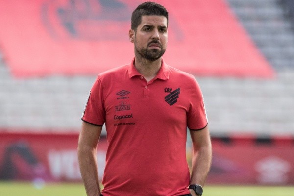 António Oliveira tem mantido a promessa de dar chance a piás da base do Athletico no time (Foto:Foto: Robson Mafra/AGIF)