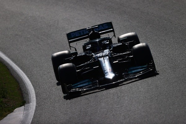 Hamilton liderou primeira sessão de treinos livres, mas pane o impediu de voltar à pista