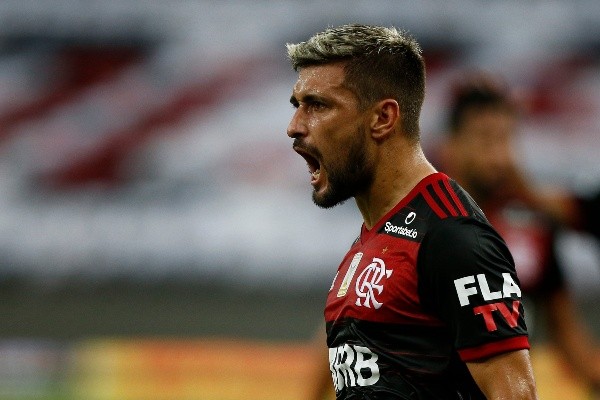 Arrascaeta ainda não resolveu pendência em relação à renovação com o Flamengo (Foto:Wagner Meier/Getty Images)