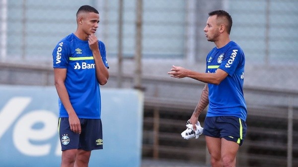 Vanderson tomou vaga de Rafinha no time titular do Grêmio (Foto: Lucas Uebel/GRÊMIO FBPA)