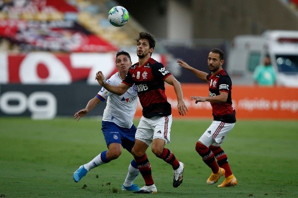Rodrigo Caio em campo pelo Flamengo. (Foto: Getty Images)